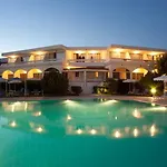 فندق Niriides 4*